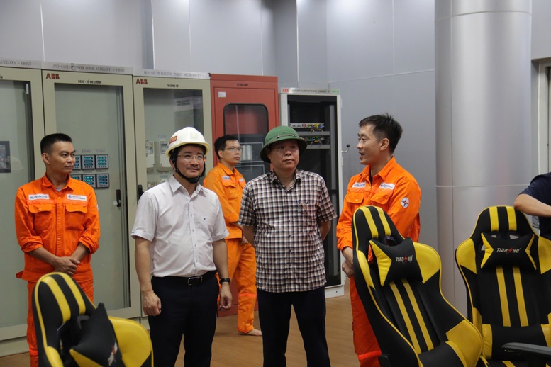 Đoàn kiểm tra làm việc tại Nhà Thủy điện Bản Vẽ