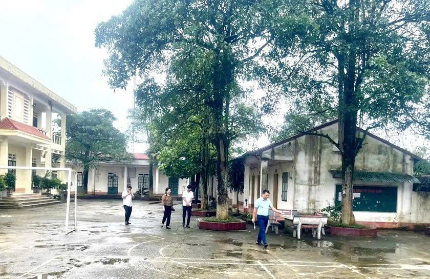 Khảo sát hiện trạng Trường phổ thông dân tộc bán trú Tiểu học và Trung học cơ sở xã biên giới A Mú Sung. Ảnh: Tô Dung