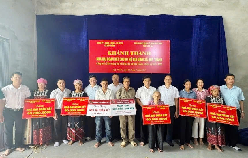 Các hộ gia đình nhận bàn giao nhà. (Ảnh Phụ Nữ Việt Nam)