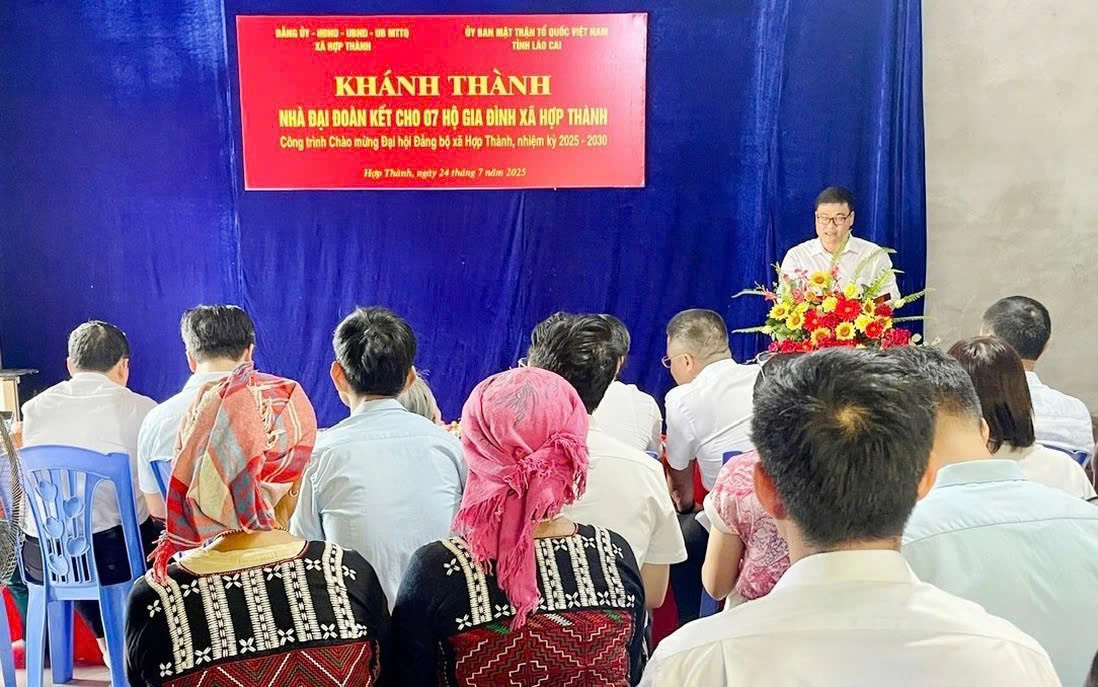 Quang cảnh buổi lễ bàn giao nhà Đại đoàn kết. (Ảnh Phụ Nữ Việt Nam)