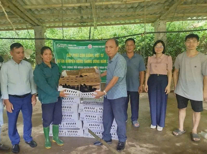 Trao con giống cho các hộ tham gia mô hình. (Ảnh Phụ Nữ Việt Nam)