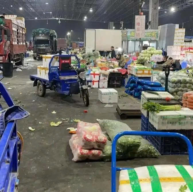 Anh Hàn hiện làm công việc bốc vác ngoài chợ 
