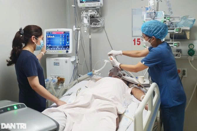 Nguy kịch và nợ trăm triệu vì thủy đậu biến chứng nặng 2 Một trường hợp bệnh nhân phải chạy ECMO và dùng hàng loạt biện pháp để điều trị biến chứng thủy đậu, khiến viện phí đội lên khổng lồ (Ảnh: Hoàng Lê).