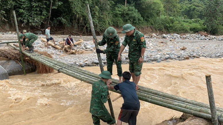 Căng sức giúp dân khắc phục hậu quả của đợt mưa lũ lịch sử 2 Đồn Biên phòng Nhôn Mai phối hợp với chính quyền địa phương và nhân dân khẩn trương dựng cầu tạm bằng tre, gỗ, bảo đảm vận chuyển lương thực, thực phẩm vào các bản bị chia cắt