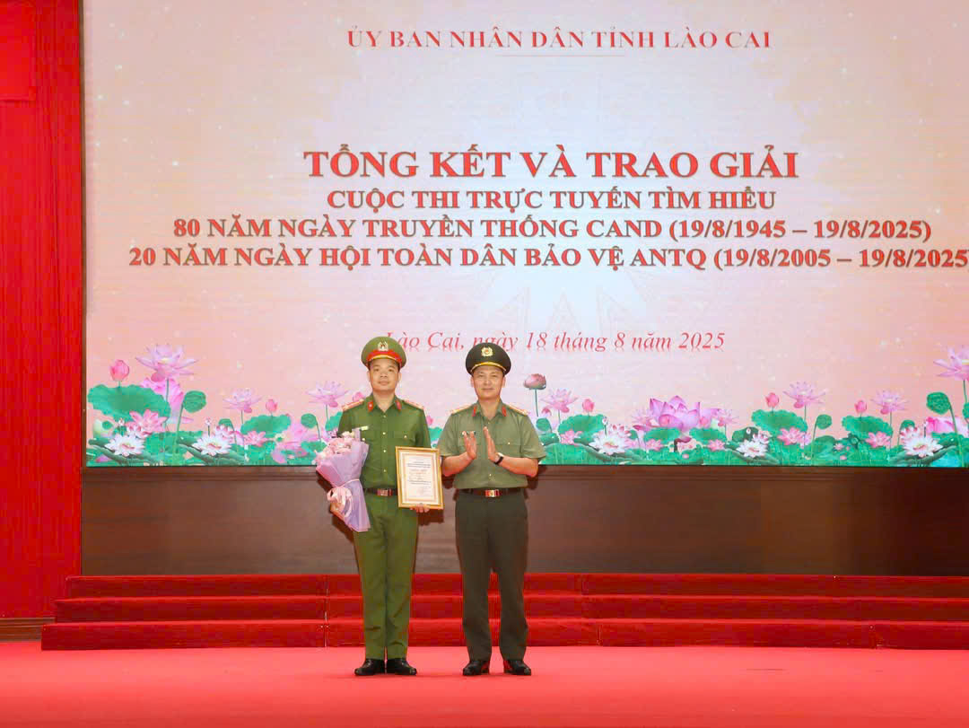 Ban Tổ chức trao giải Nhất cuộc thi trực tuyến cho thí sinh: Lò Đức Văn - Thôn 2, xã Hạnh Phúc, tỉnh Lào Cai