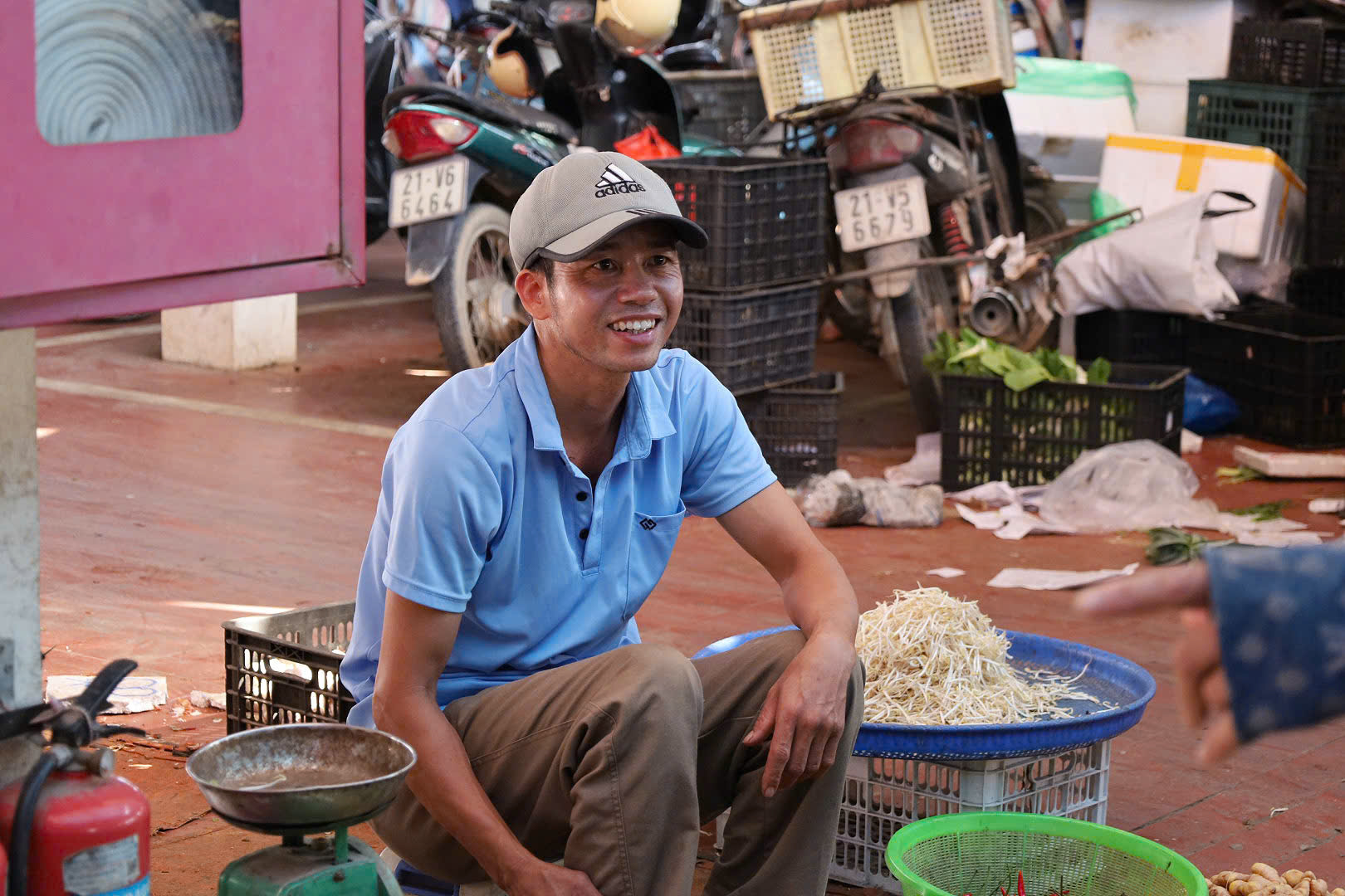 Khung cảnh tấp nập kẻ bán người mua tại chợ Bến Đò 3 Ông Nguyễn Thành Luân, bán hàng hơn 10 năm tại chợ Bến Đò.