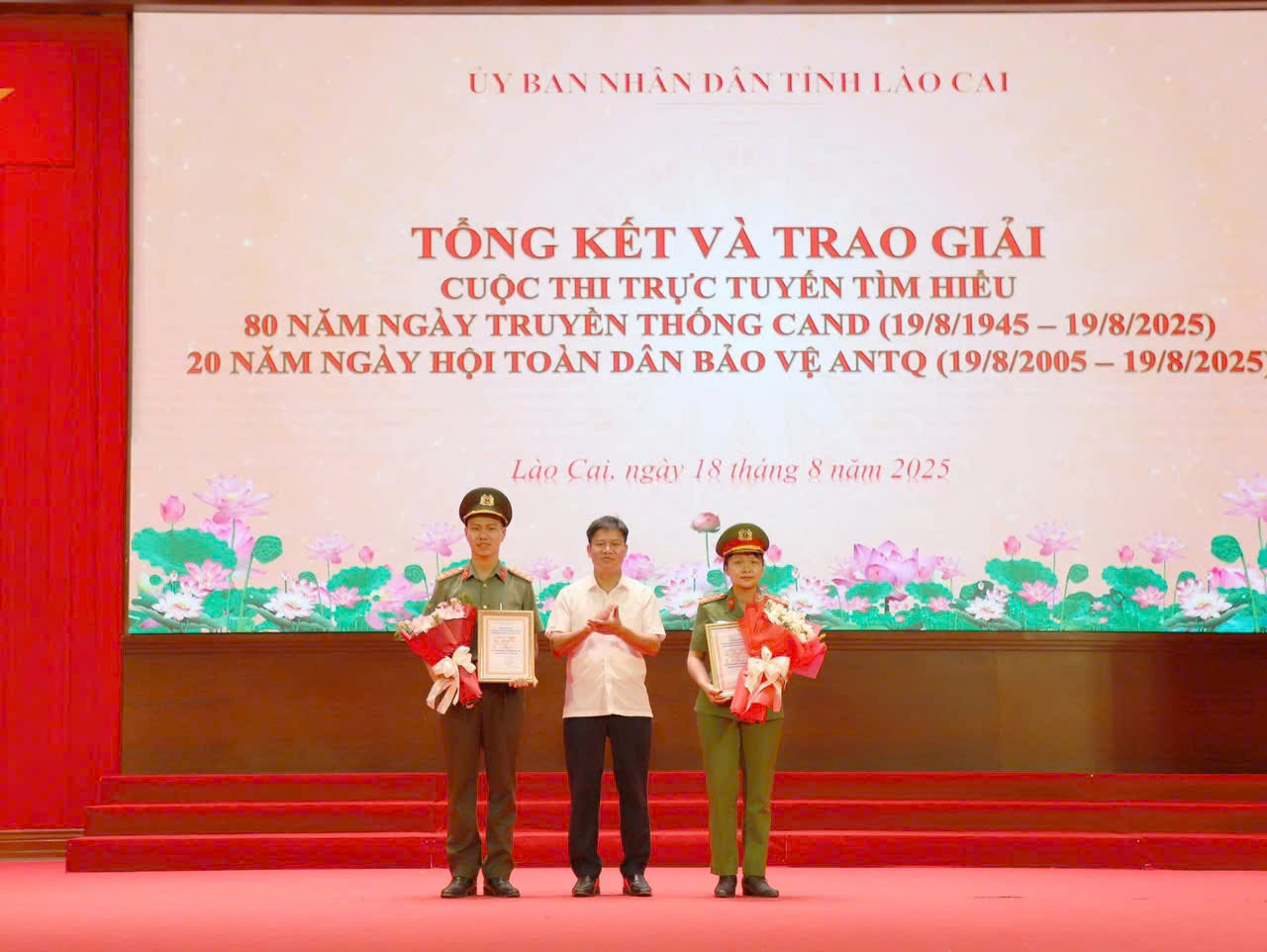 Ban Tổ chức trao giải Nhì cuộc thi trực tuyến cho các thí sinh:- Nguyễn Thị Thu Huyền - Thôn 2, xã Hạnh Phúc, tỉnh Lào Cai. - Đoàn Duy Thái - Tổ dân phố Hợp Thành, phường Nam Cường, tỉnh Lào Cai.