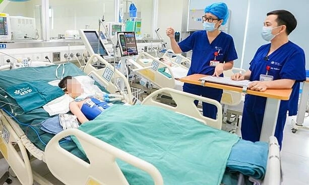 Bệnh nhi đuối nước nguy kịch điều trị tại Bệnh viện Nhi Trung ương. 