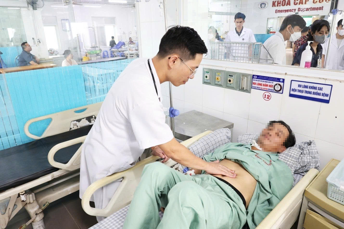 Người đàn ông uống rượu nửa lít mỗi ngày suốt 5 năm nhập viện vì viêm tụy cấp 3 Bác sĩ tiến hành thăm khám, thực hiện các cận lâm sàng cần thiết.