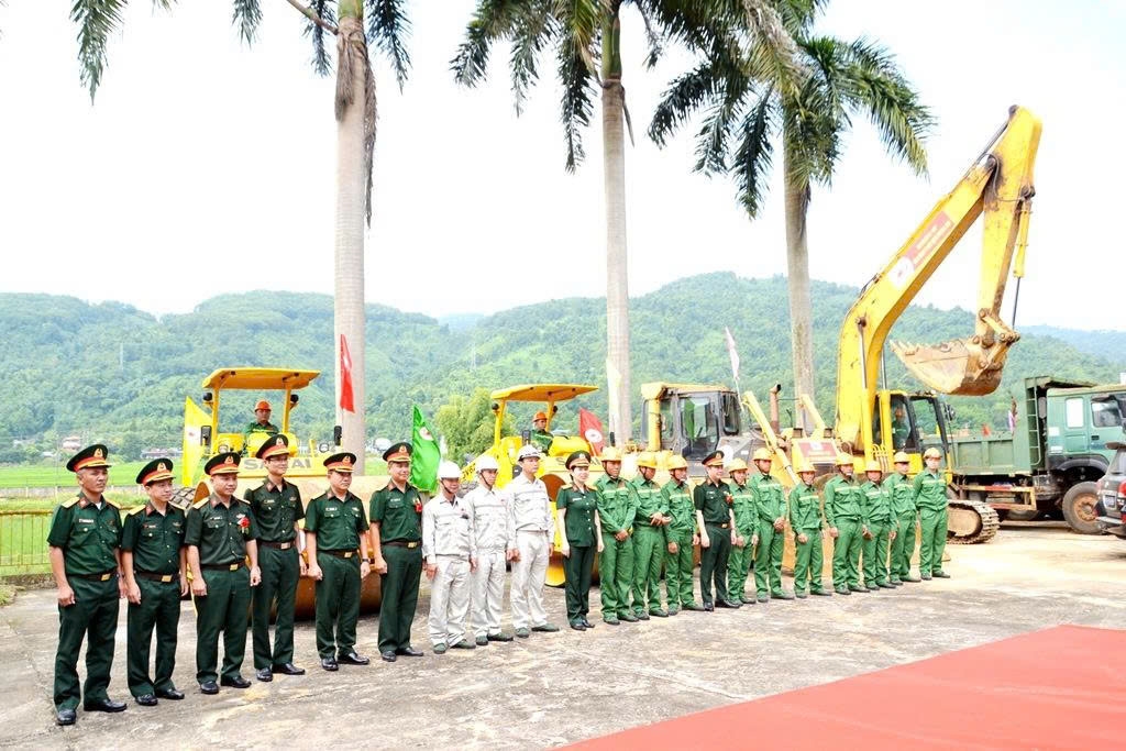 Máy móc, trang thiết bị phục vụ thi công đã được nhà thầu tập kết tại công trình. (Ảnh Trọng Bảo)