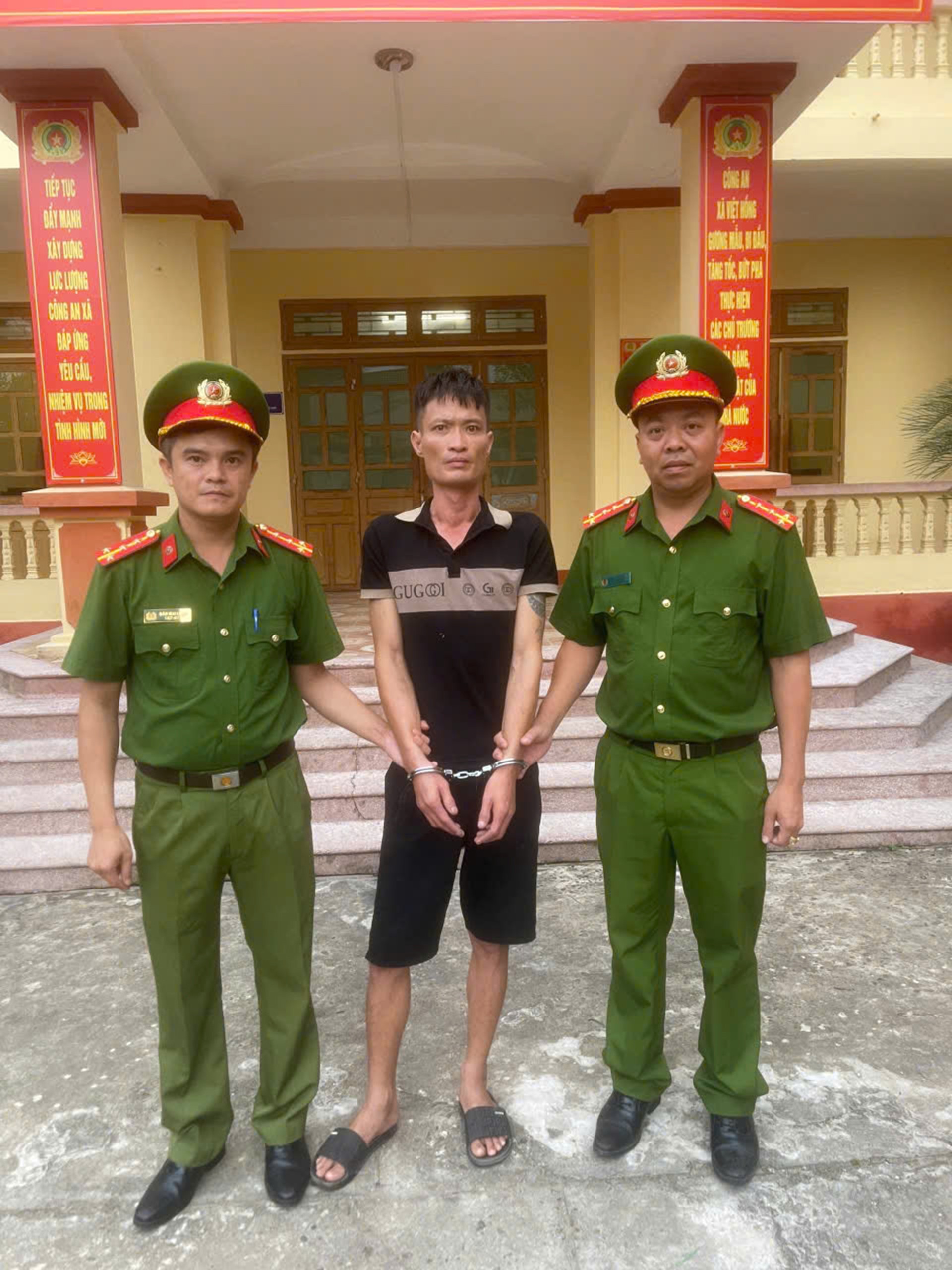 Đối tượng Trần Văn Tuấn tại cơ quan điều tra ( ảnh CTTĐT công an tỉnh Lào Cai )