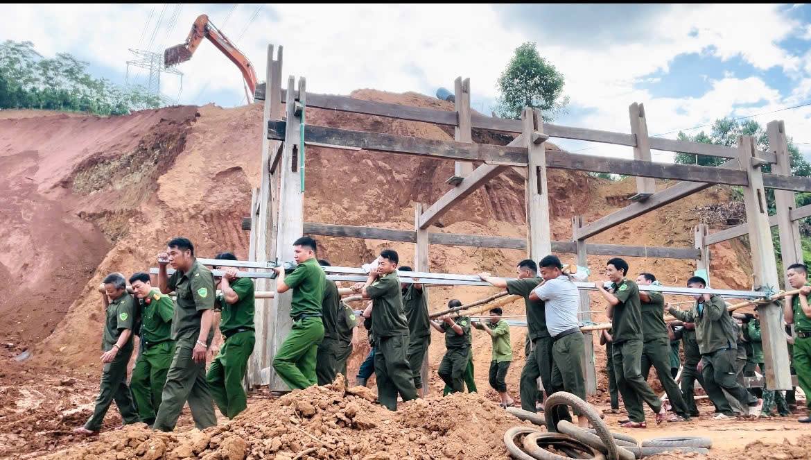 Công an xã Xuân Quang đồng hành cùng người dân giải phóng mặt bằng dự án đường dây 500 kV Lào Cai – Vĩnh Yên 1 Công an xã và lực lượng an ninh, trật tự ở cơ sở hợp sức khiêng khung nhà sàn của ông Tiến đến mặt bằng mới để dựng nhà (ảnh CTTĐT công an tỉnh Lào Cai )