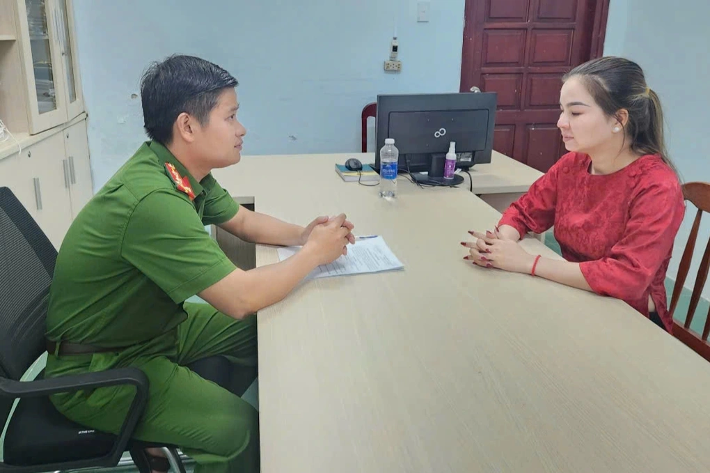 Nữ thầy cúng xinh đẹp với chiêu lừa "làm lễ để trúng số độc đắc" 1 Trần Thị Kim Kha tại cơ quan công an (Ảnh: CTV).