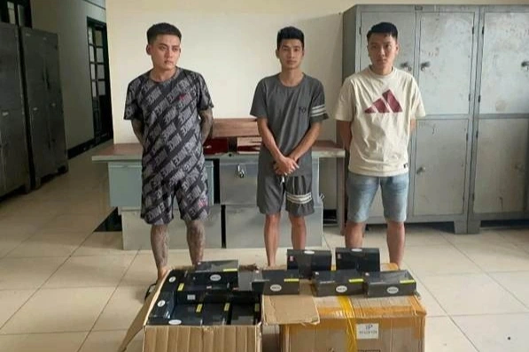 Khởi tố nhóm đối tượng trộm 138 máy tính tại sân bay Nội Bài 1 Các đối tượng bị khởi tố (Ảnh: L.N.).