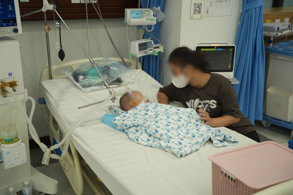 Bé 1 tuổi nguy kịch vì uống tinh dầu đuổi muỗi: Cảnh báo hiểm họa từ sản phẩm “thảo dược” trong tầm tay trẻ 1 Bệnh viện Nhi Hà Nội vừa tiếp nhận trường hợp trẻ nam cấp cứu vì uống phải tinh dầu đuổi muỗi (Ảnh: Bệnh viện cung cấp).