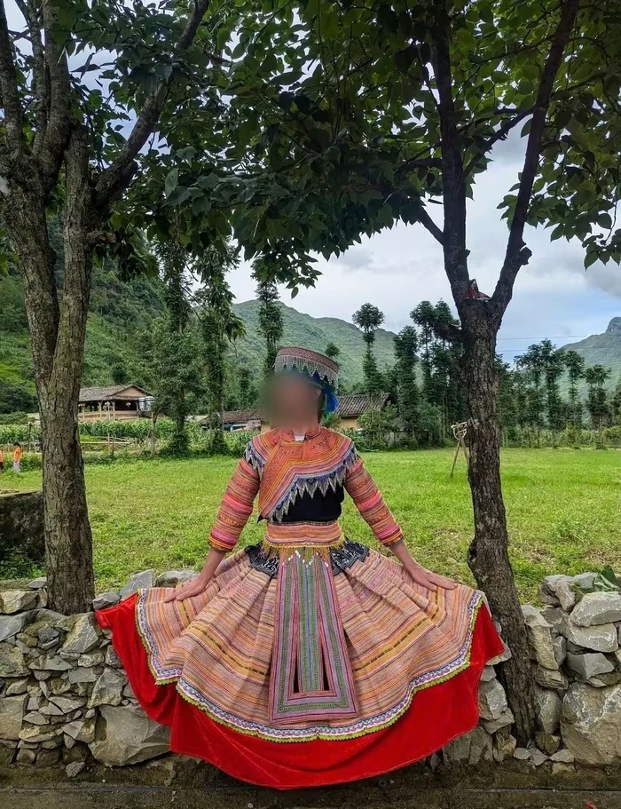 Nam du khách nước ngoài mặc trang phục dân tộc, chụp ảnh check-in ở Tuyên Quang. Ảnh: Hà Giang Tours.