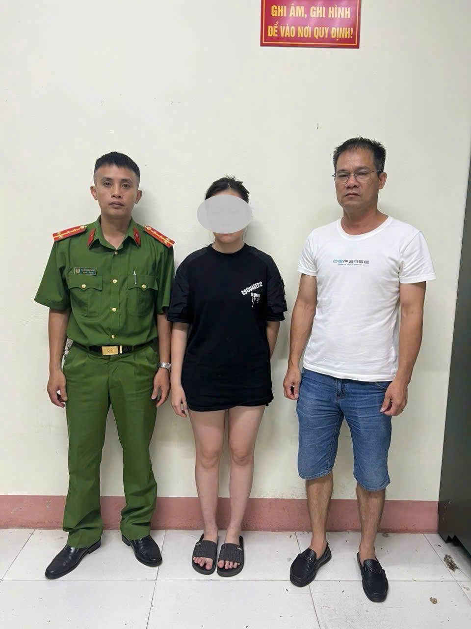 Công an Lào Cai kịp thời ngăn chặn vụ cháu gái bị dụ dỗ qua mạng xã hội đi làm thuê 2 Trao trả cháu L. về cho gia đình quản lý (ảnh CTTĐT công an tỉnh Lào Cai )