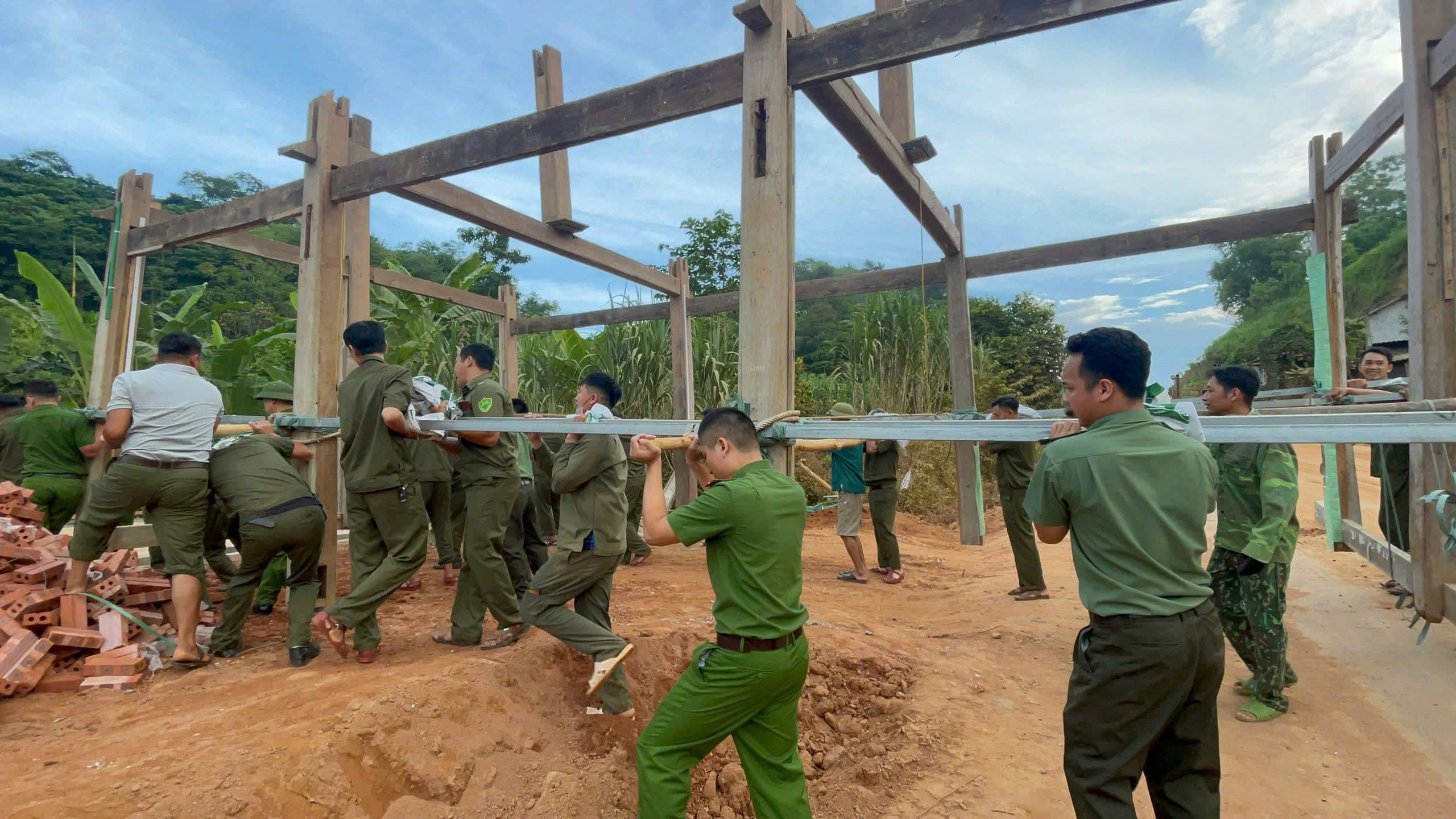 Công an xã Xuân Quang đồng hành cùng người dân giải phóng mặt bằng dự án đường dây 500 kV Lào Cai – Vĩnh Yên 2 Sự nỗ lực của lực lượng Công an xã được Nhân dân đồng thuận, đánh giá cao (ảnh CTTĐT công an tỉnh Lào Cai )