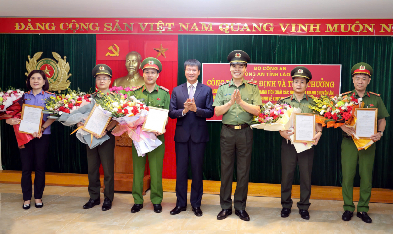 Chủ tịch UBND tỉnh và Giám đốc Công an tỉnh trao Quyết định khen thưởng cho các đơn vị tham gia phá án.