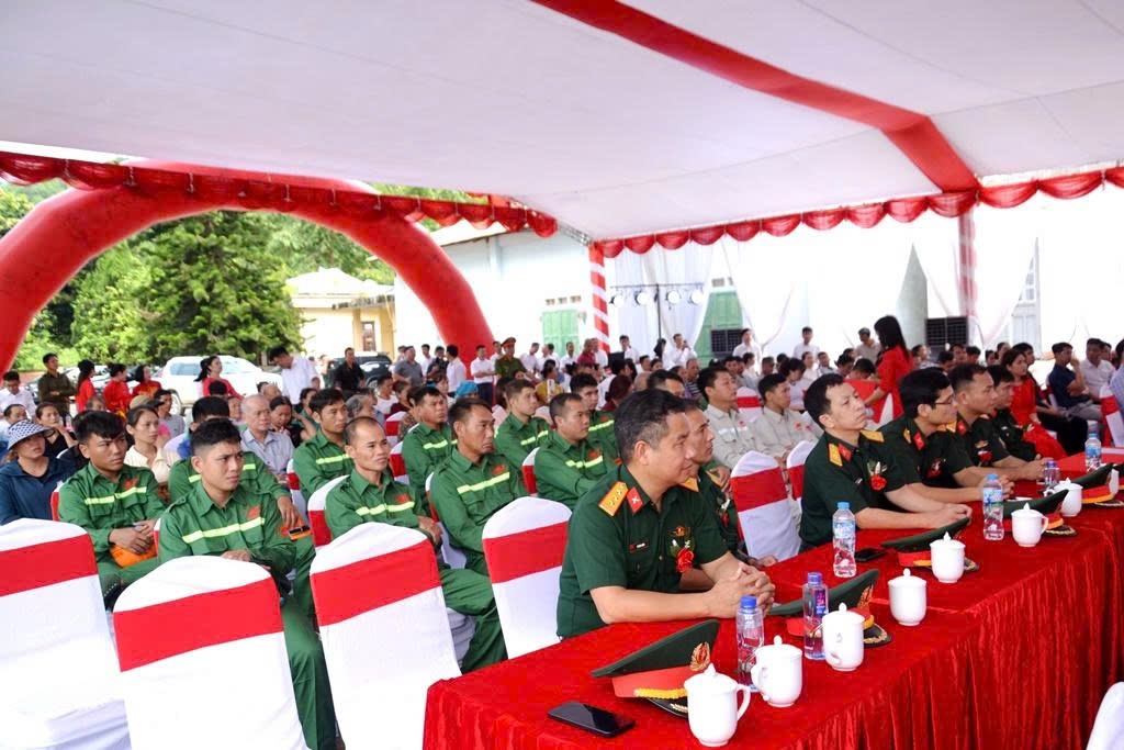 Các đại biểu và đội ngũ công nhân, kỹ thuật nhà thầu tại Lễ khởi công. (Ảnh Trọng Bảo)