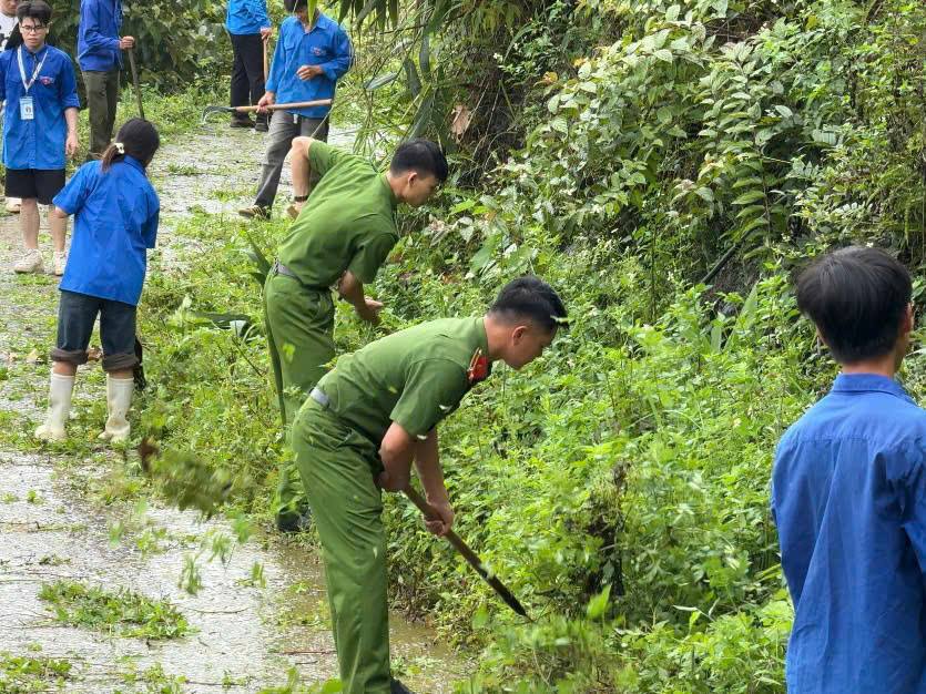 Đoàn viên, thanh niên dọn sạch tuyến đường thôn xóm (ảnh CTTĐT công an tỉnh Lào Cai )