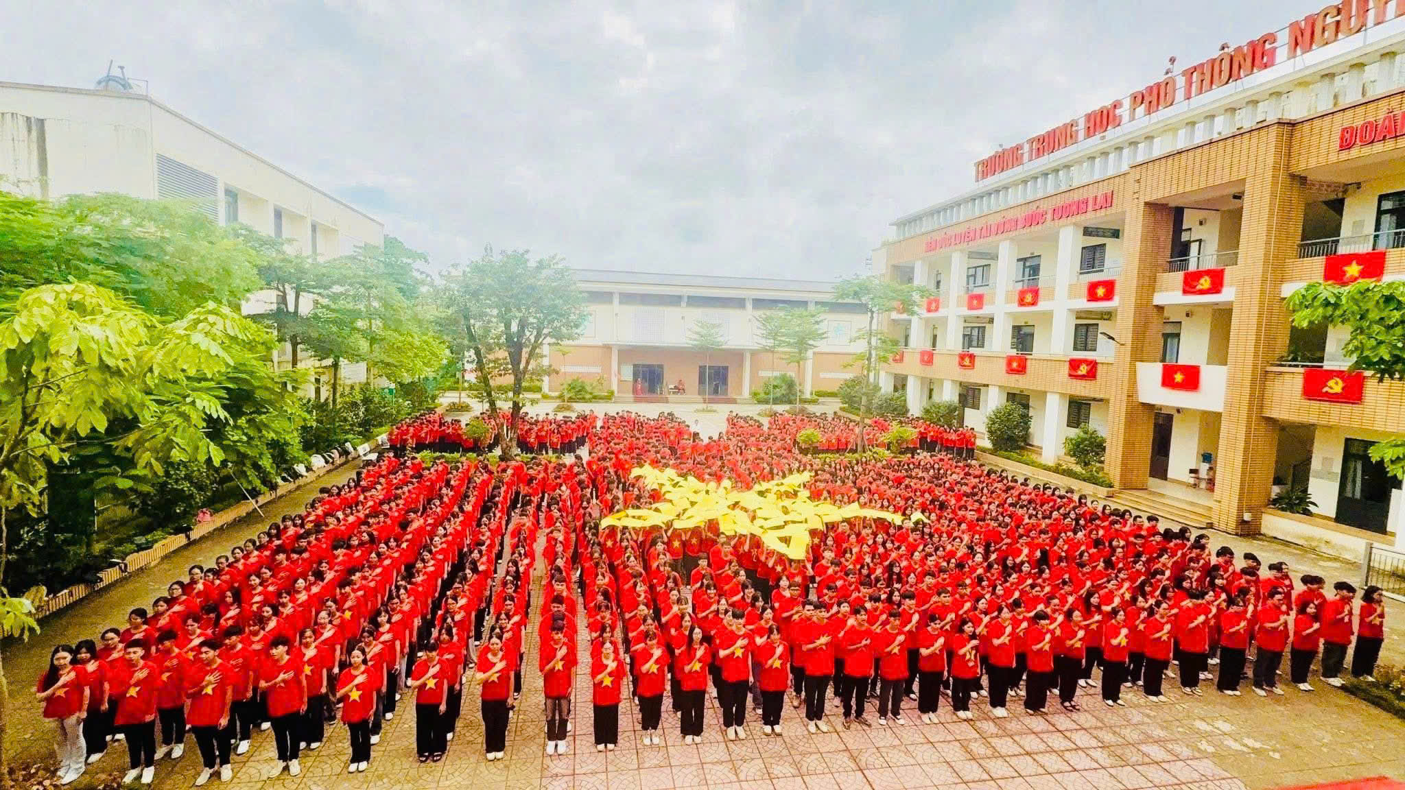 Lào Cai: Thầy và trò Trường THPT Nguyễn Huệ xếp hình Quốc kỳ chào mừng Quốc khánh 2/9 11 31fb6defa7bd2ce375ac