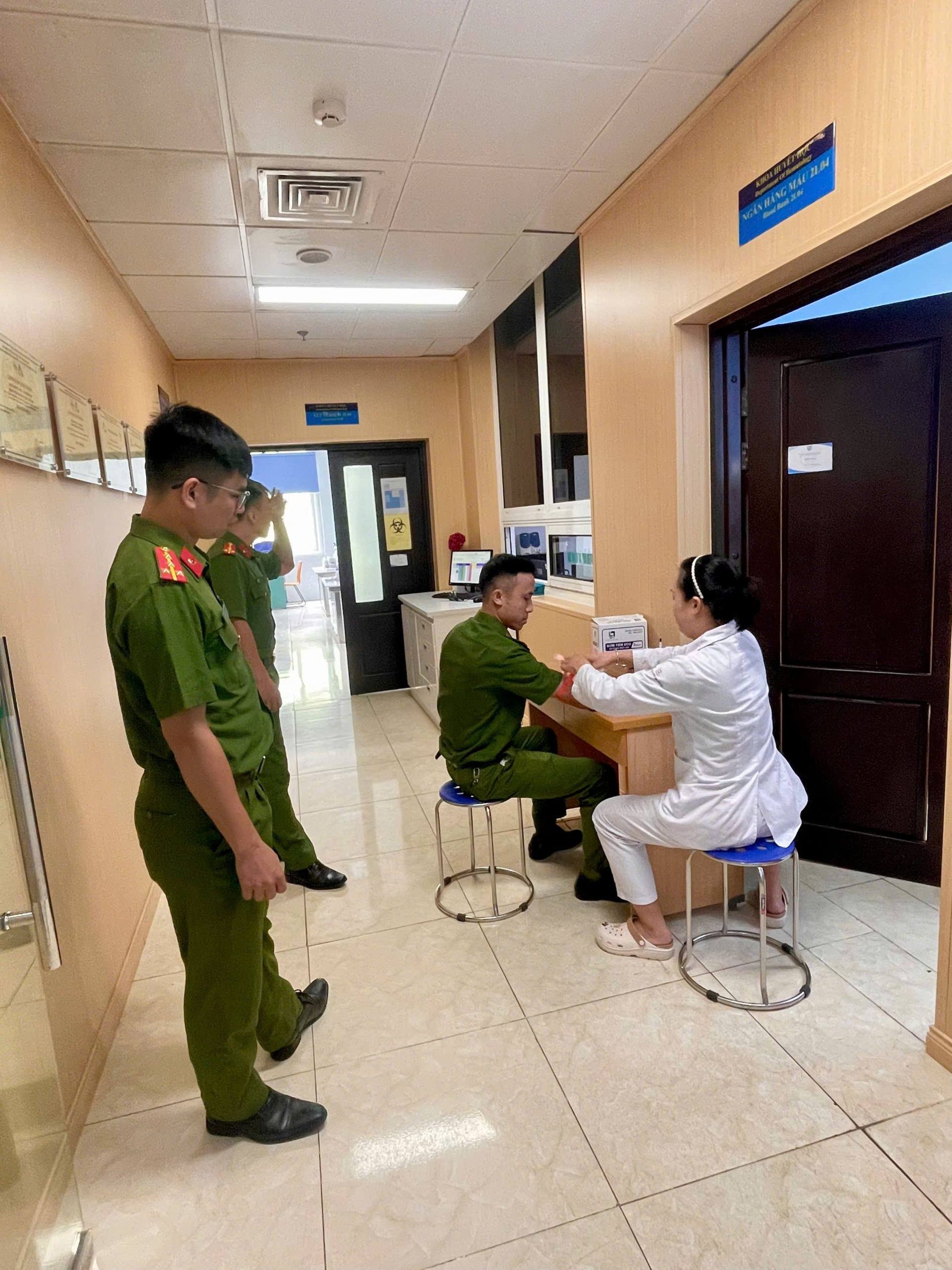 Cán bộ, chiến sĩ Phòng Kỹ thuật hình sự Công an tỉnh hiến máu cứu người trong cơn nguy kịch (ảnh CTTĐT công an tỉnh Lào Cai )