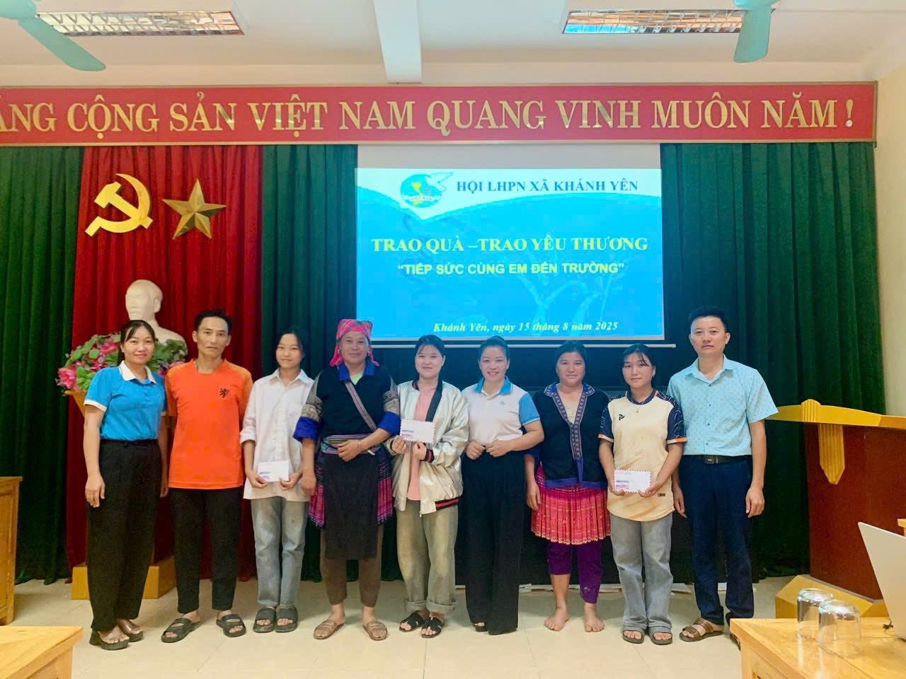 Hội LHPN xã Khánh Yên đã trao tặng những phần quà thiết thực cho ba em học sinh.