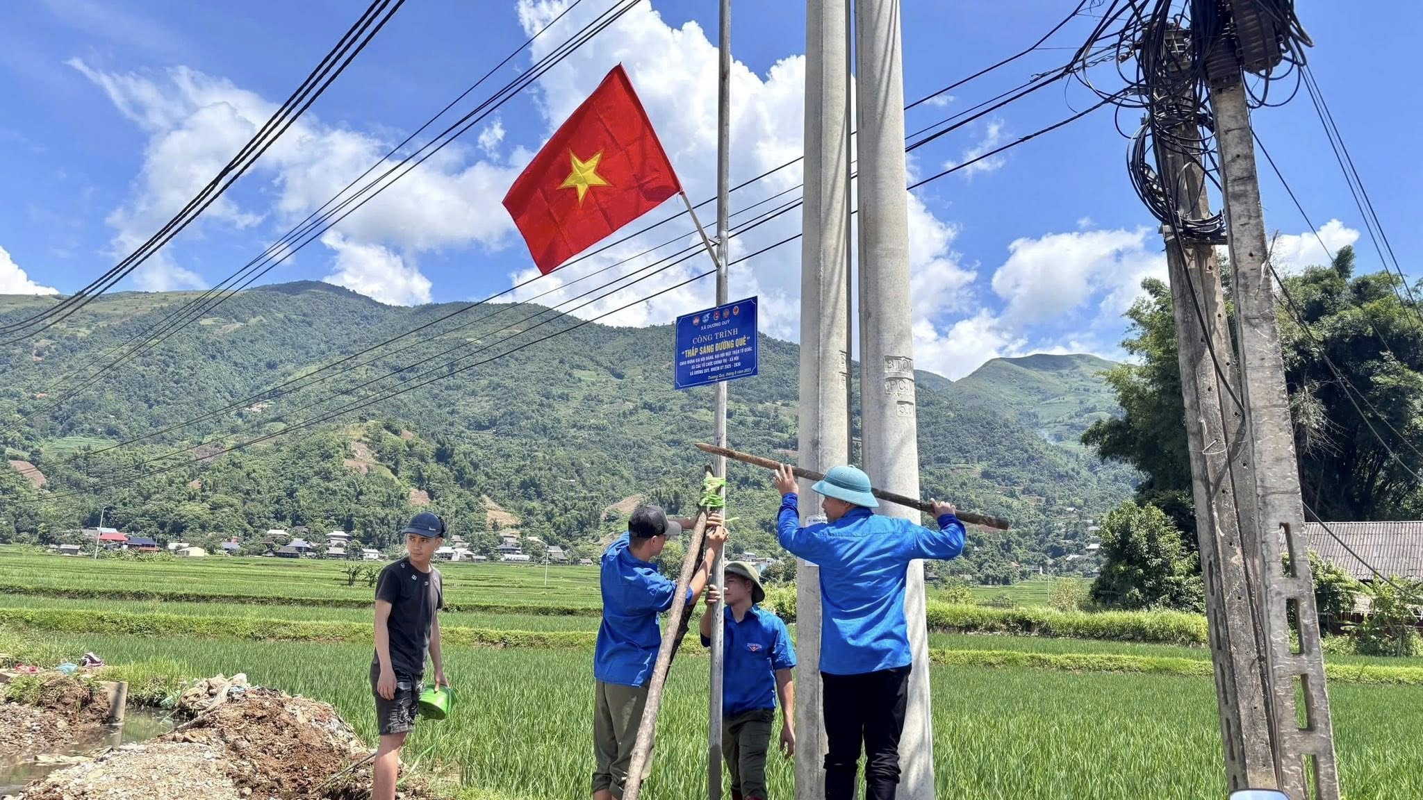 Xã Dương Quỳ huy động 125 triệu đồng xã hội hóa, triển khai công trình thắp sáng đường quê chào mừng Đại hội Đảng 5 Công trình chiếu sáng khắp thôn bản (ảnh Trung Tâm Văn Hoá, Thể Thao - Truyền Thông Văn Bàn ( ảnh Trung Tâm Văn Hoá, Thể Thao - Truyền Thông Văn Bàn )