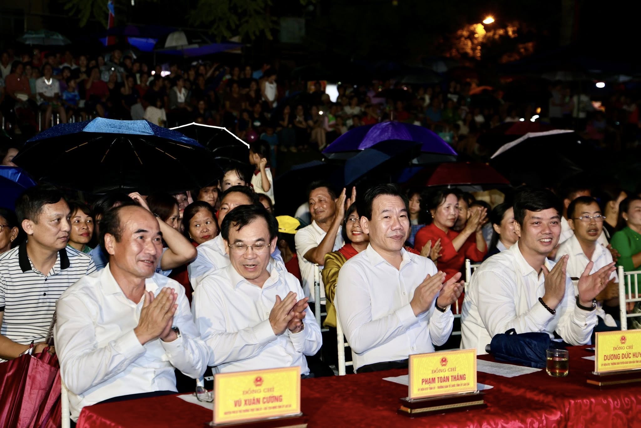 Tham dự buổi lễ có lãnh đạo tỉnh Lào Cai, đại diện các sở ngành, cấp ủy chính quyền địa phương cùng đông đảo bà con nhân dân trong khu vực (ảnh Trung Tâm Văn Hoá, Thể Thao - Truyền Thông Văn Bàn)