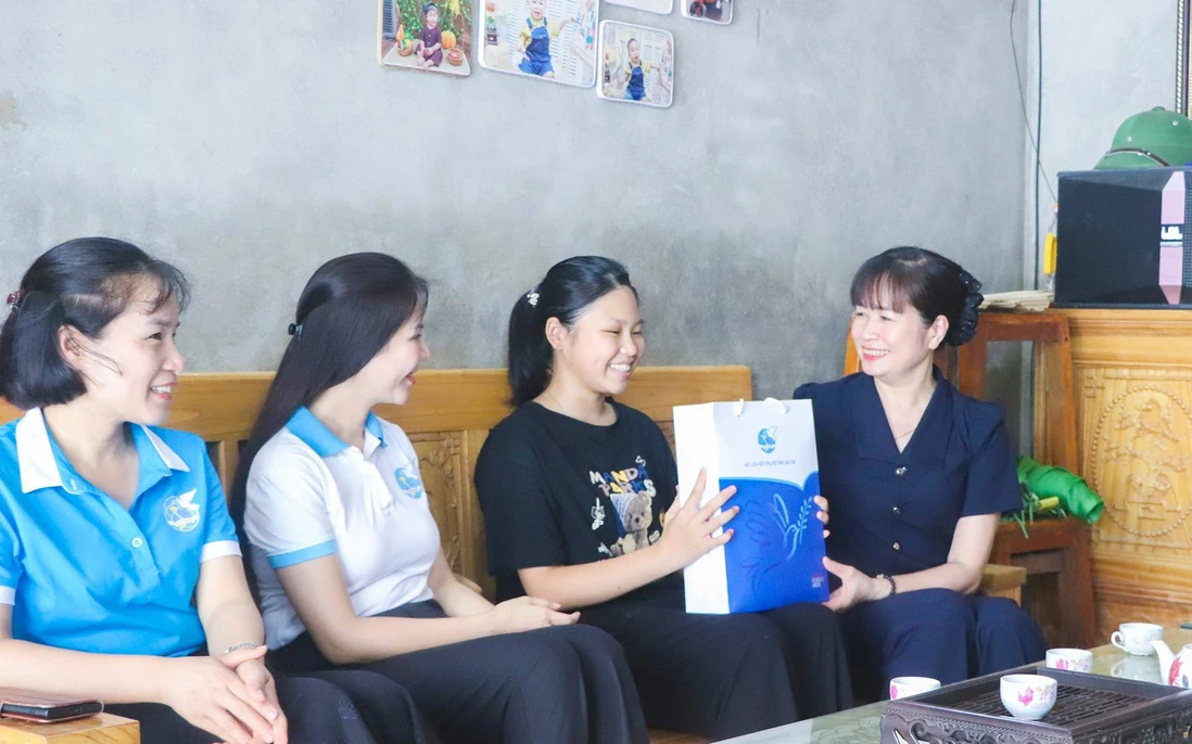 Bà Đinh Minh Hà (ngoài cùng bên phải), Chủ tịch Hội LHPN tỉnh Lào Cai, đến thăm và trao quà cho cháu gái là con đỡ đầu của Hội