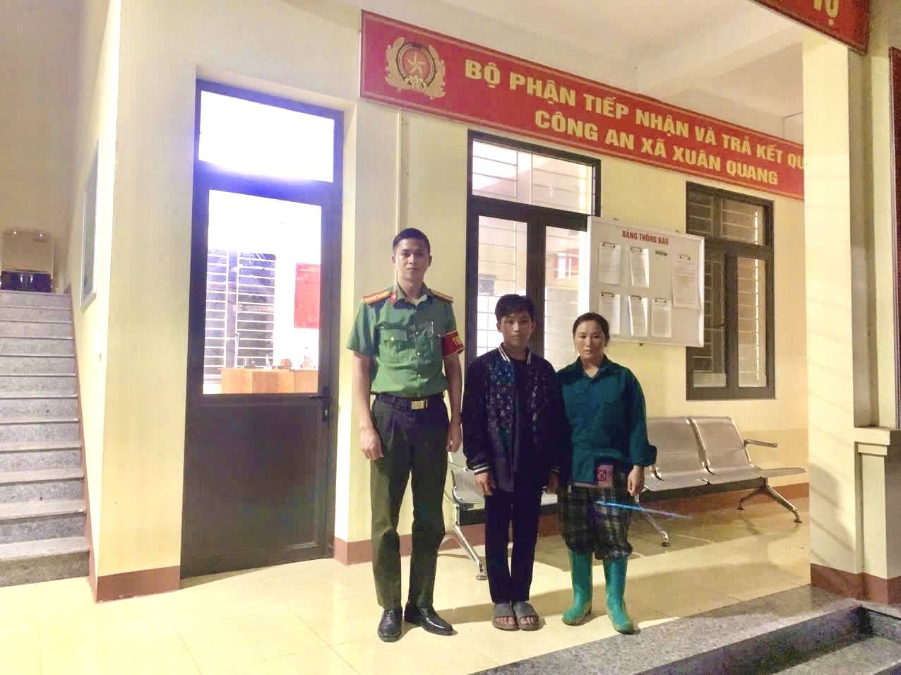 Lực lượng Công an xã bàn giao em S về với gia đình (ảnh công an xã Xuân Quang ) 