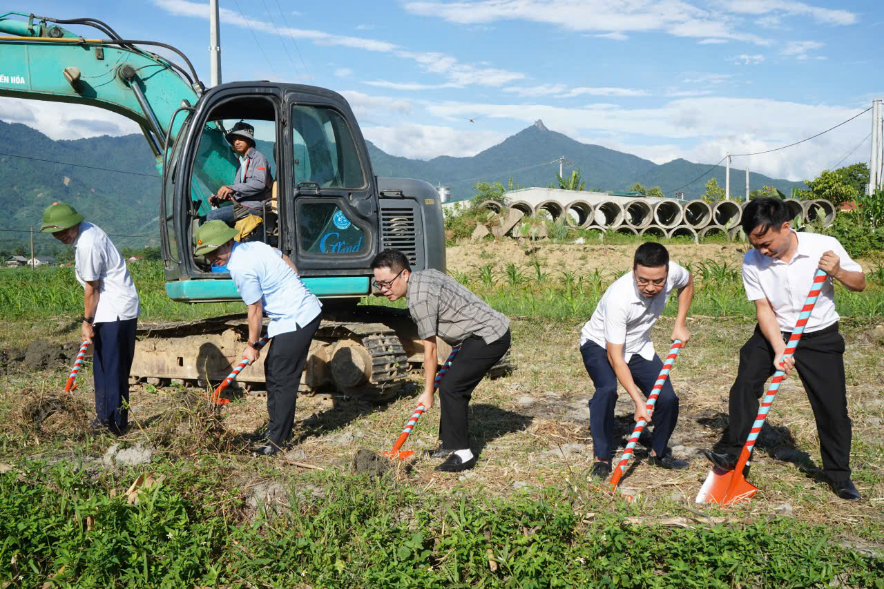 Khởi công xây dựng Sân Đền Ken – Điểm nhấn phát triển du lịch tâm linh tại Chiềng Ken 3 Khởi công xây dựng Sân Đền Ken ( ảnh Trung Tâm Văn Hoá, Thể Thao - Truyền Thông Văn Bàn )
