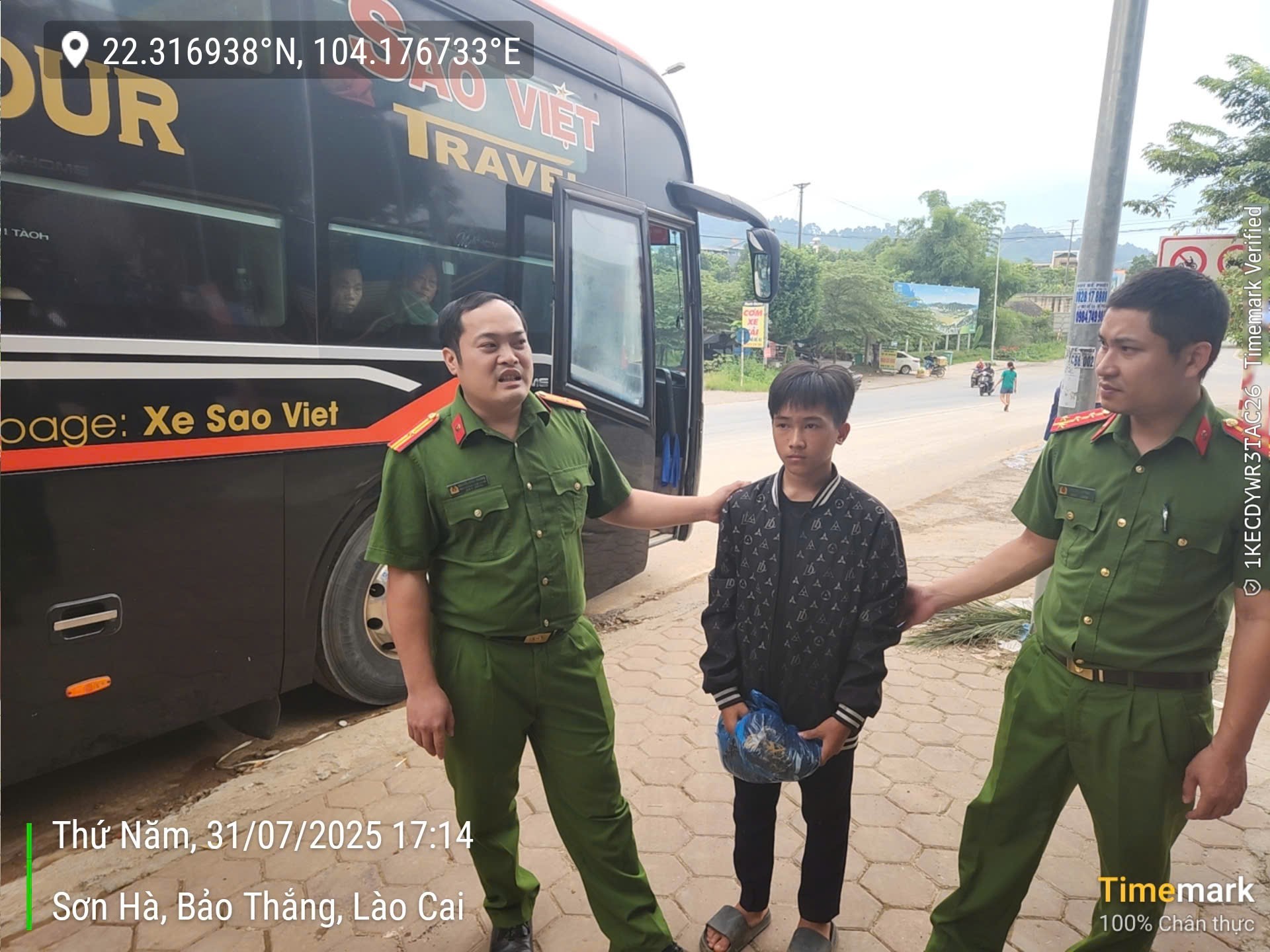 Công an xã Xuân Quang tìm được S khi em chuẩn bị lên xe theo lời dụ dỗ của kẻ xấu ( ảnh công an xã Xuân Quang )