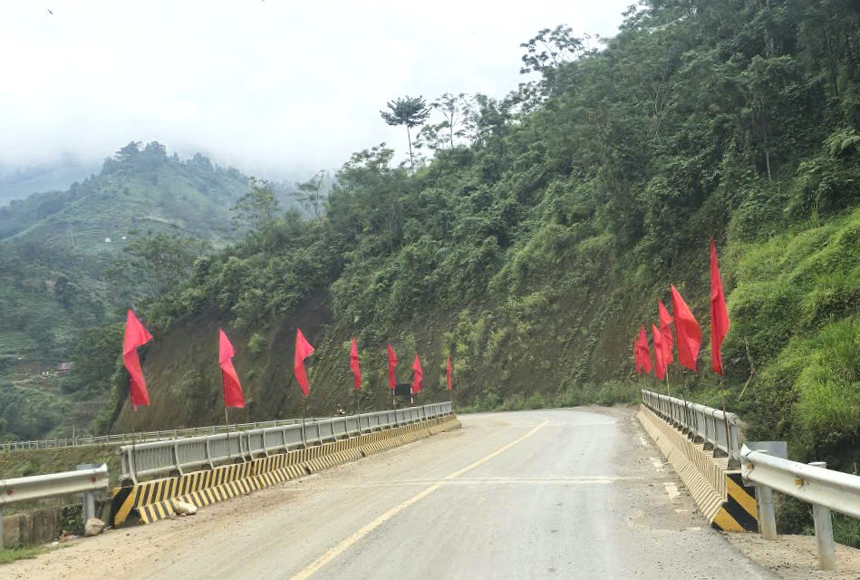 Xã Dền Sáng rộn ràng khí thế hướng tới Đại hội Đảng bộ lần thứ I, nhiệm kỳ 2025–2030 3 Khoác lên mình diện mạo mới với cờ hoa rực rỡ, khẩu hiệu, băng rôn được trang hoàng khắp các trục đường chính và khu dân cư (ảnh truyền thông khu vực Bát Xát )