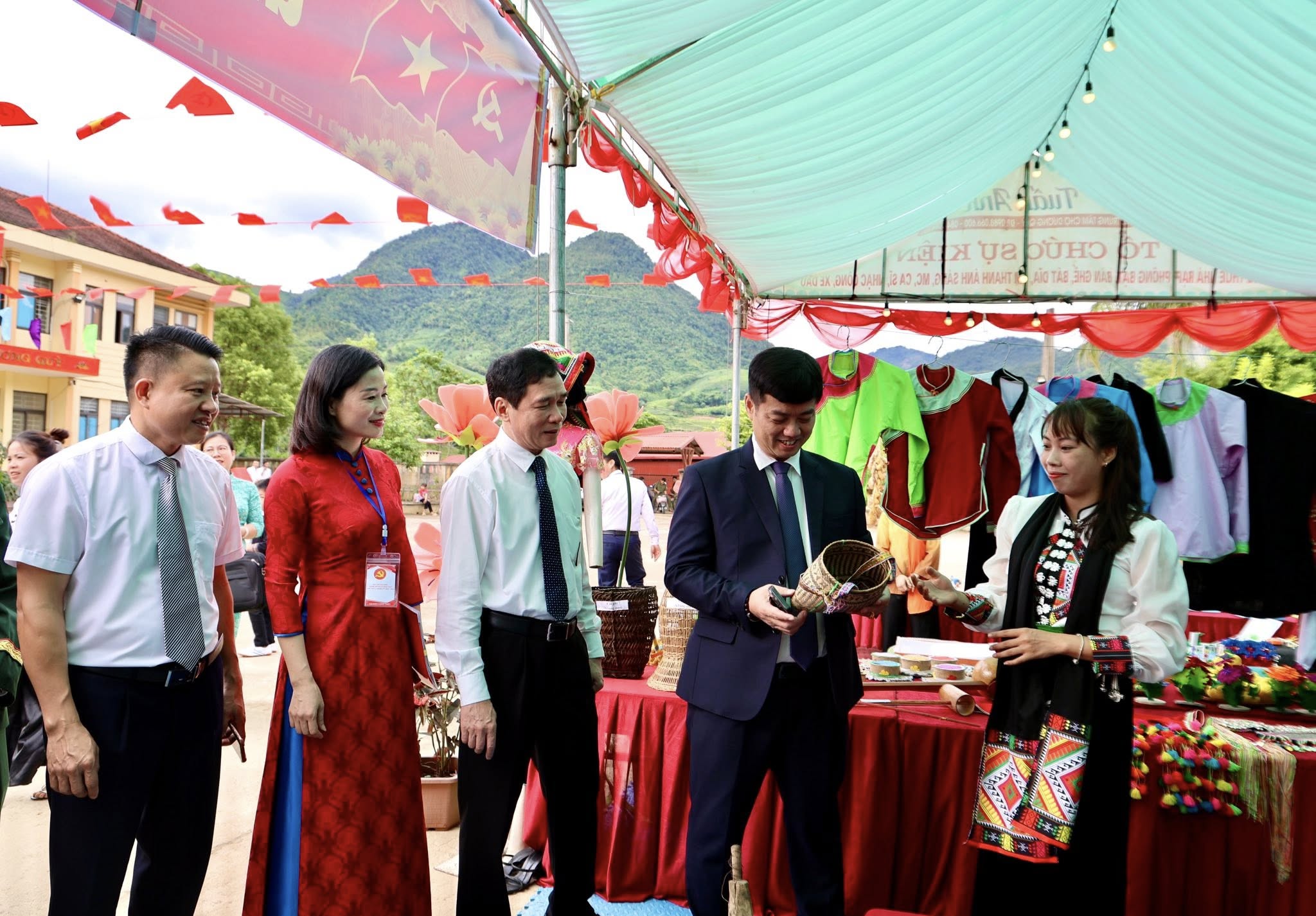 Đại hội Đại biểu Đảng bộ xã Dương Quỳ lần thứ I: Quyết tâm đưa địa phương phát triển khá vào năm 2030 2 Đại hội Đại biểu Đảng bộ xã Dương Quỳ lần thứ I ( ảnh Trung Tâm Văn Hoá, Thể Thao - Truyền Thông Văn Bàn )