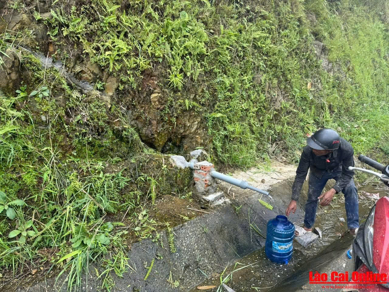 Dòng nước mát Kim Tân – Mạch nguồn gắn bó bao thế hệ 2 Dòng nước trong vắt chảy từ khe đá phục vụ bà con bao đời nay . Ảnh Du Kỷ