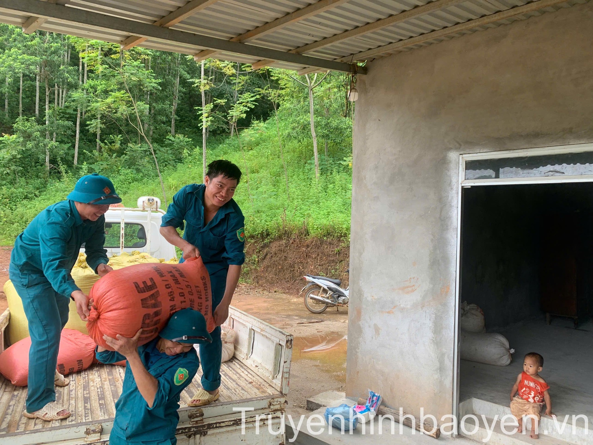 Gần 15 cán bộ, chiến sĩ thuộc lực lượng dân quân tự vệ cùng các đoàn viên thanh niên đã trực tiếp hỗ trợ 2 hộ dân thực hiện tháo dỡ và di chuyển nhà cửa (ảnh truyền hình Bảo Yên )