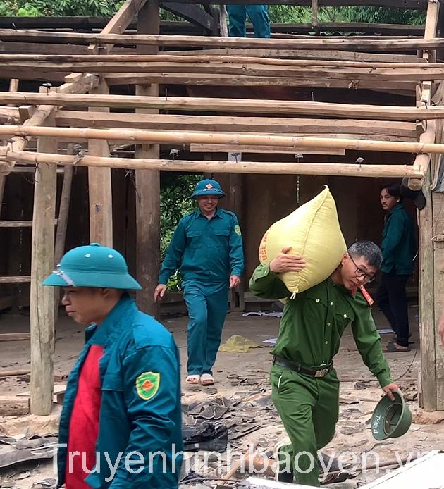 Huy động lực lượng hỗ trợ người dân tháo dỡ, di chuyển tài sản ( ảnh truyền hình Bảo Yên )