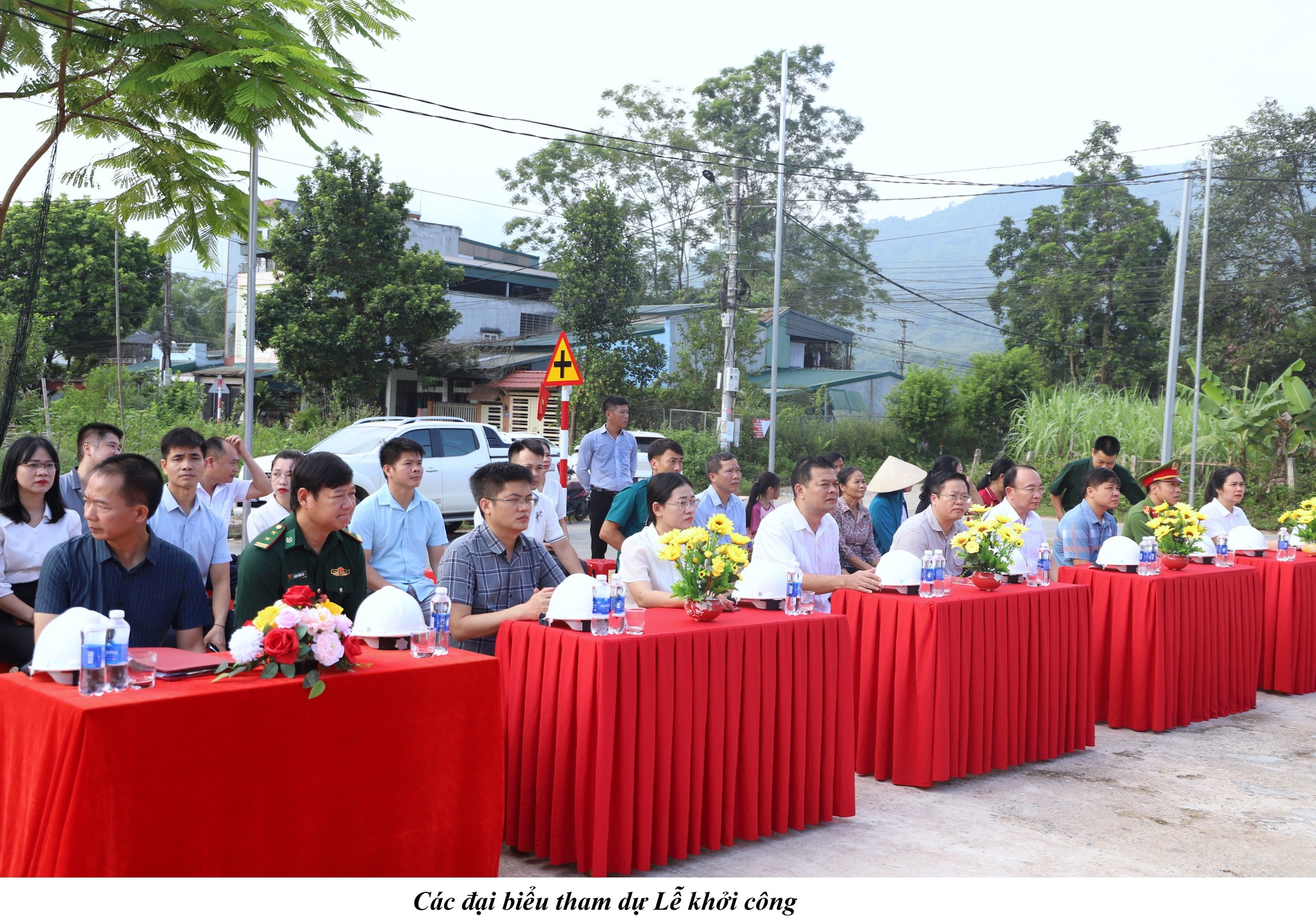 Bát Xát khởi công dự án cải tạo, chỉnh trang tuyến đường 10-10 và hạ tầng kỹ thuật trung tâm thị trấn 3 Các đại biểu tham gia lễ khởi công ( ảnh truyền thông khu vực Bát Xát )