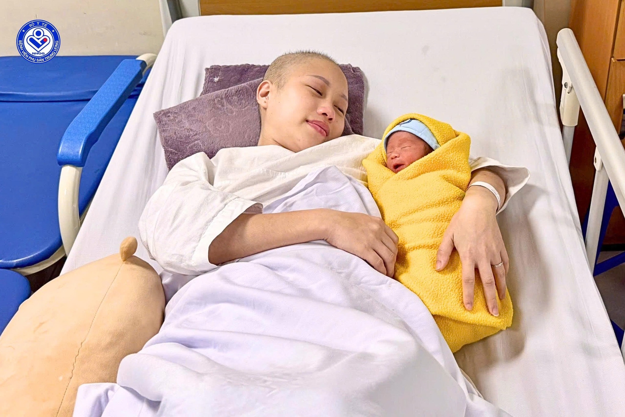Khoảnh khắc thiêng liêng, hạnh phúc khi chị L được nghe con khóc và bế con yêu trong vòng tay