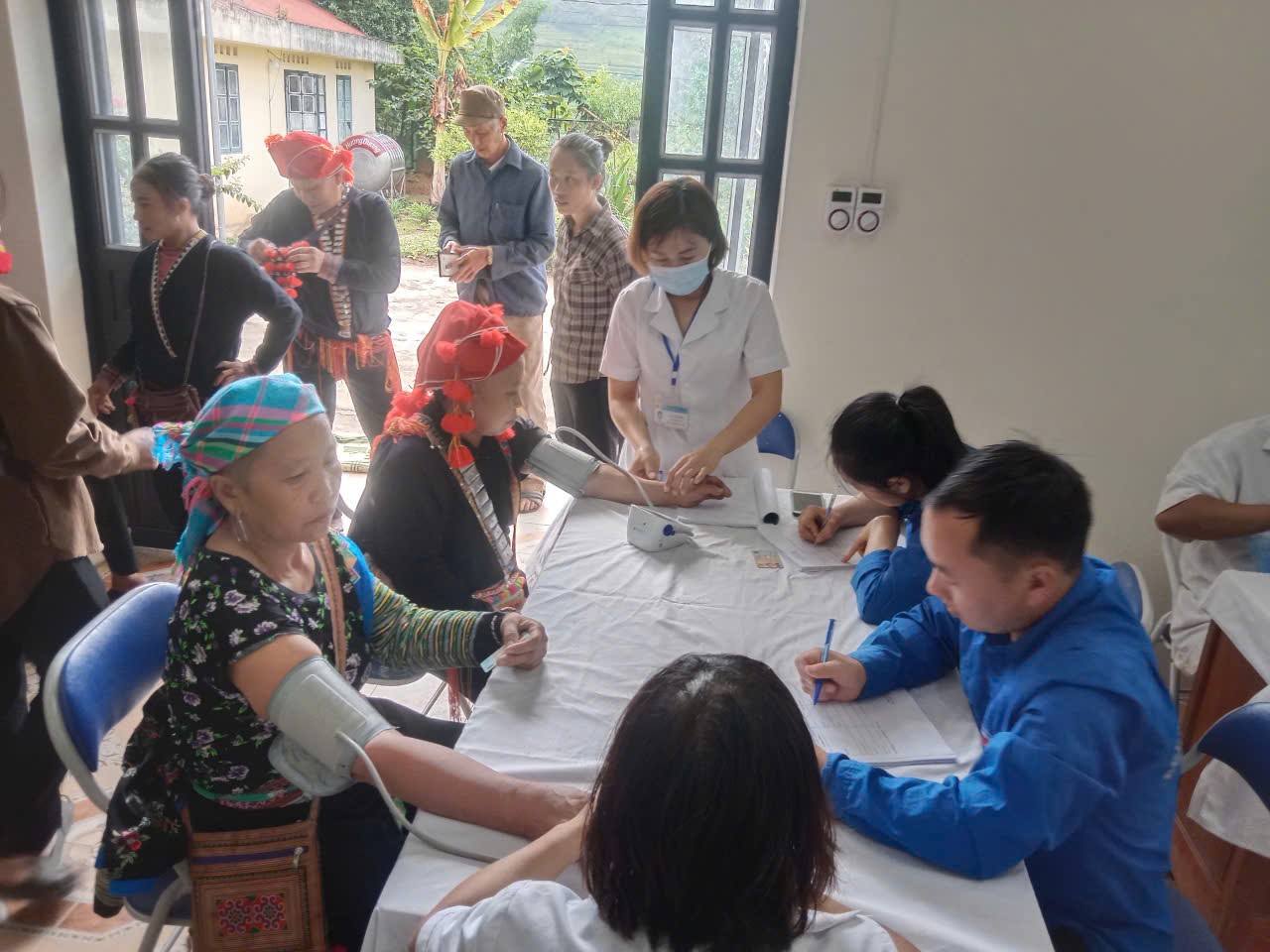 Đoàn Thanh niên Nậm Chày lan tỏa yêu thương qua chương trình khám sức khỏe cộng đồng 3 Tại buổi khám, đội ngũ y, bác sĩ tiến hành nhiều hoạt động chuyên môn.