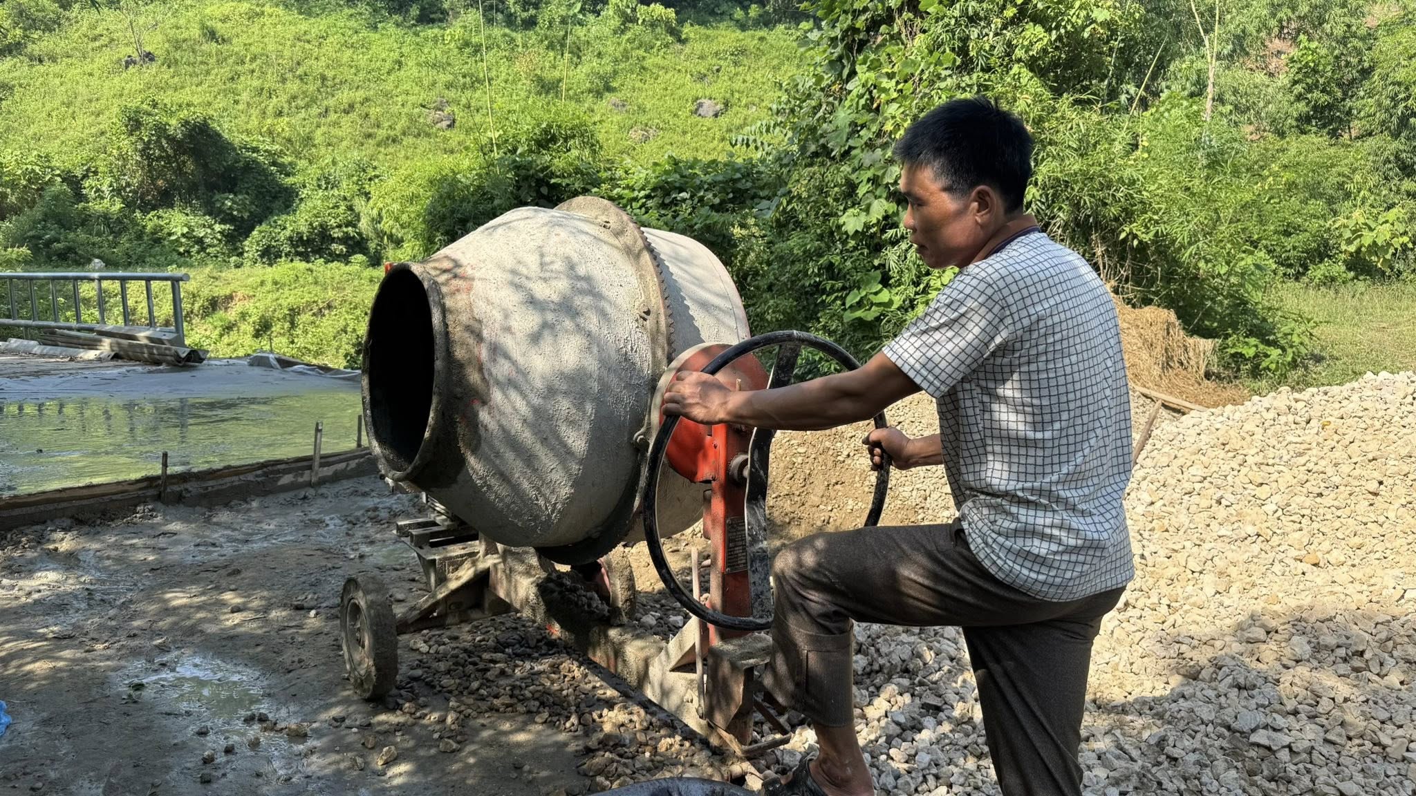 Ông Hoàng Văn Vững tự nguyện hiến đất để mở rộng đường.
