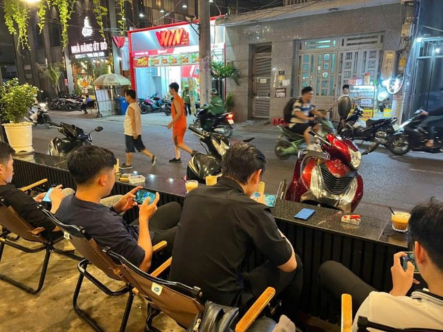 Khi quá quen thuộc với môi trường trực tuyến trên mạng xã hội, người trẻ có thể thiếu đi những trải nghiệm rèn luyện kỹ năng giao tiếp trực diện