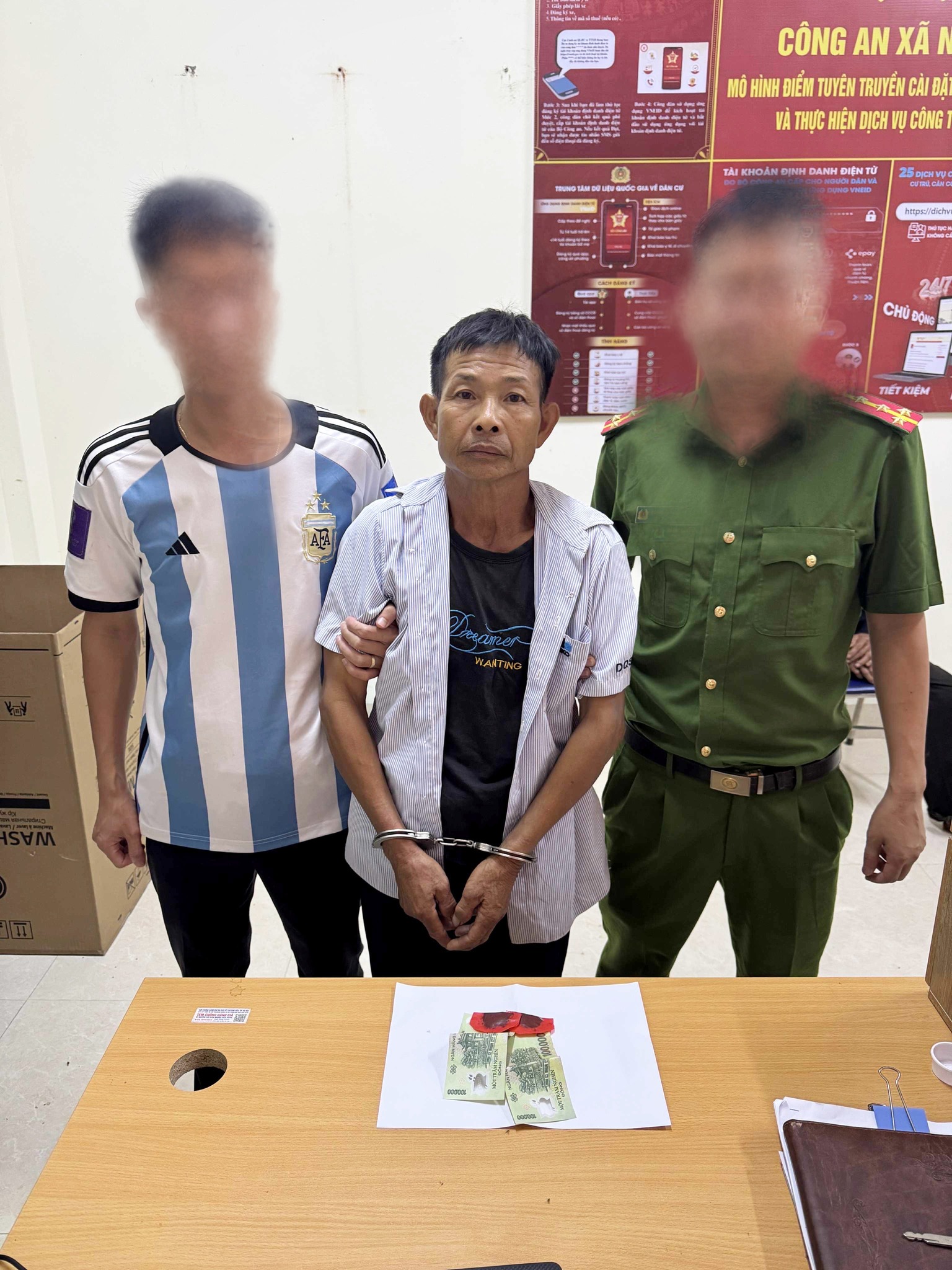 Đối tượng Hoàng Văn THanh và tang vật . Ảnh Hà Phương