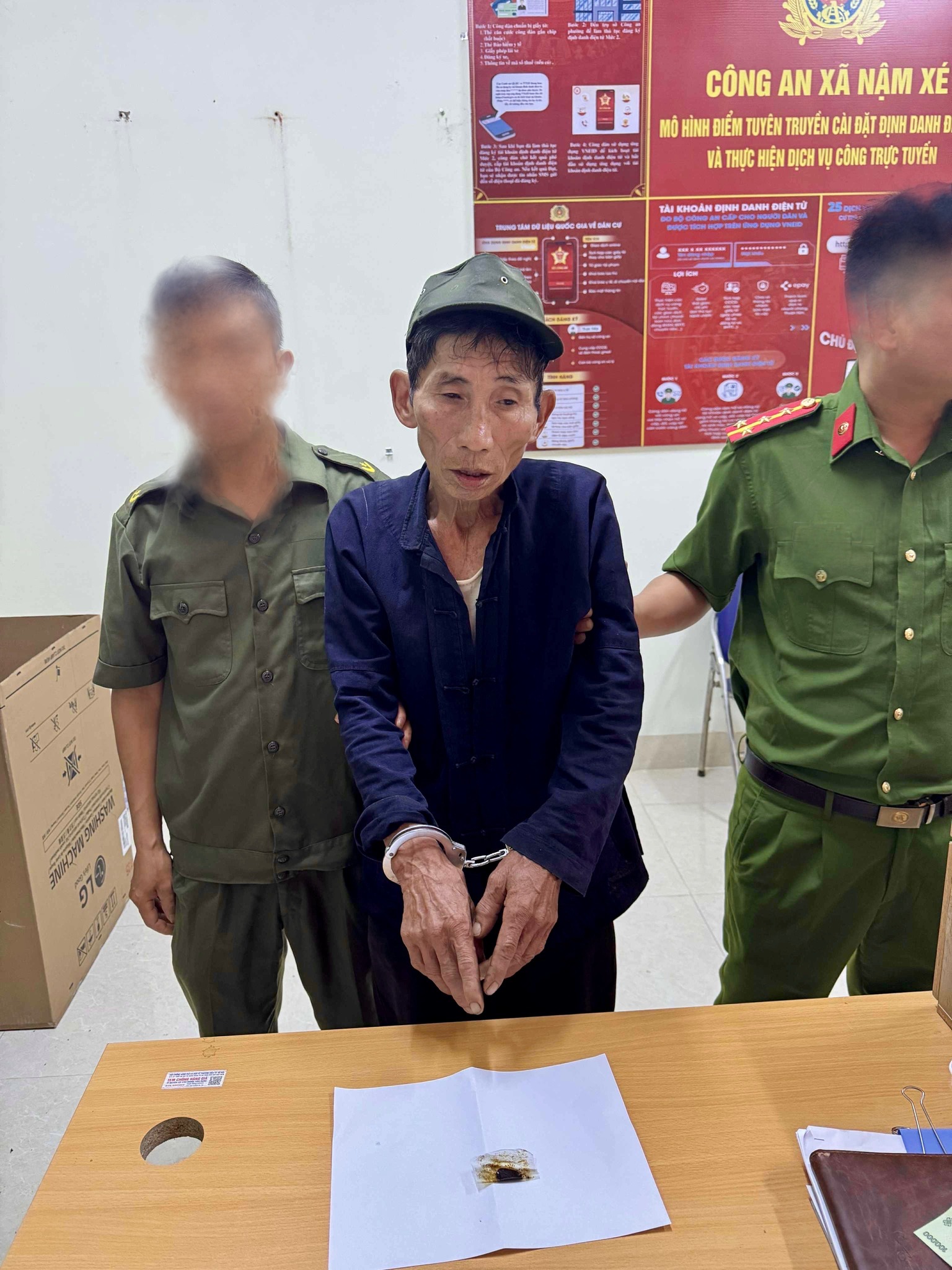 Đối tượng Vàng A Bình và tang vật . Ảnh : Hà Phương TTVH Thể Thao Văn Bàn