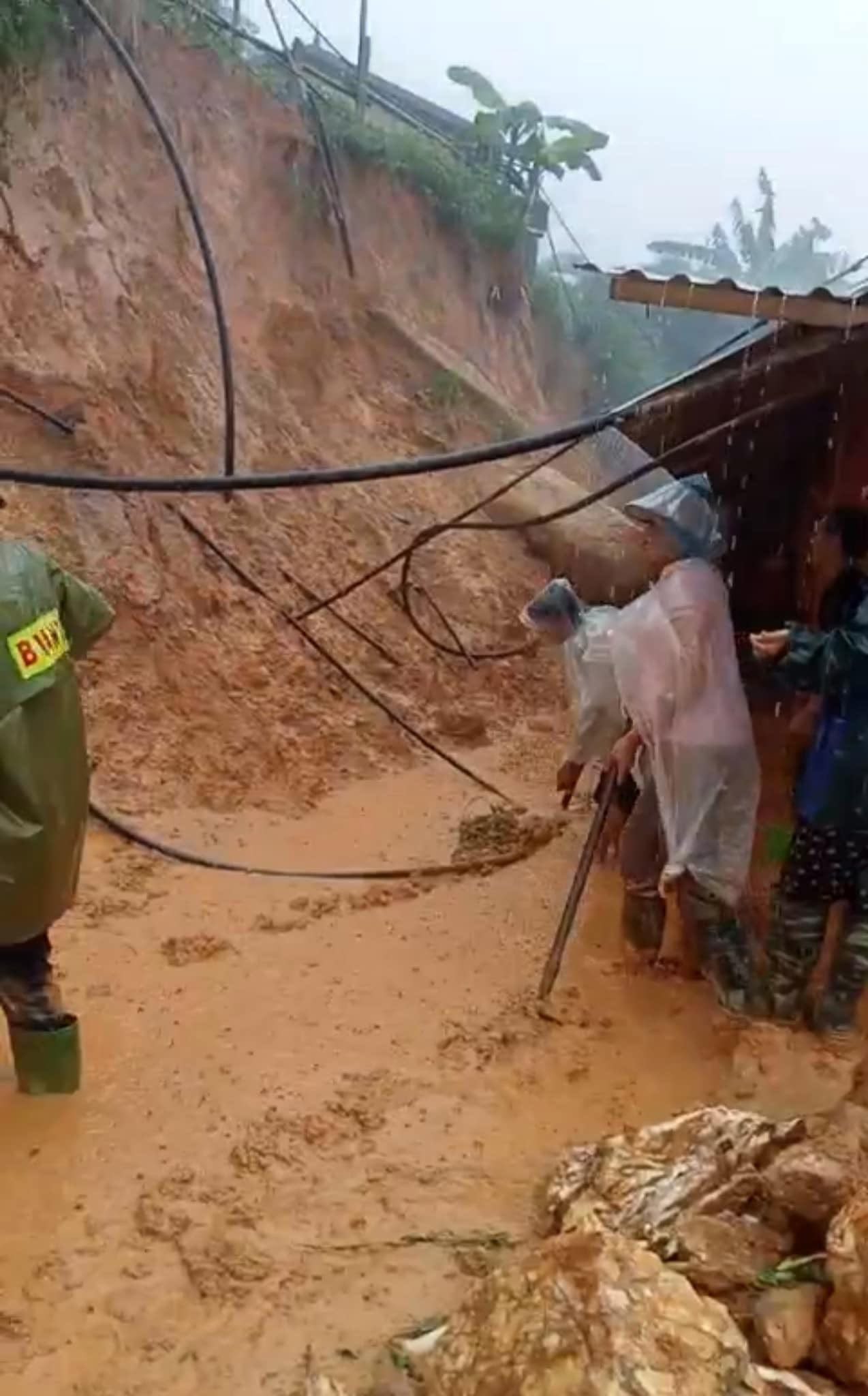 Hoàn lưu bão số 5 gây thiệt hại nhà cửa, giao thông tại Trạm Tấu 5 Nhiều nhà dân bị ảnh hưởng (ảnh truyền thông Trạm Tấu )
