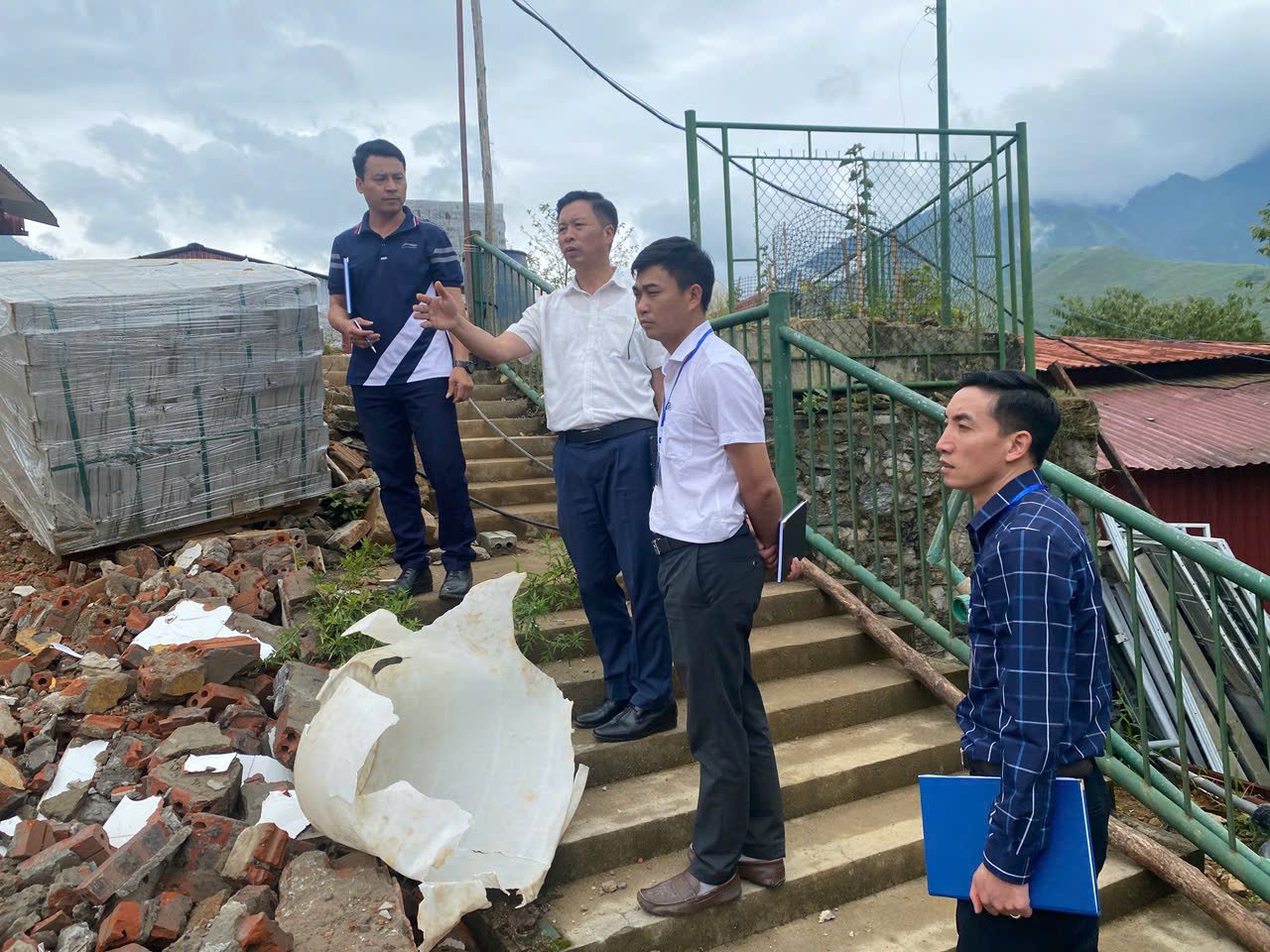Xã Ngũ Chỉ Sơn kiểm tra công tác chuẩn bị năm học mới tại Trường DTBT THCS Tả Giàng Phình 3 Lãnh đạo xã chủ trì buổi làm việc (ảnh truyền hình Sa Pa )