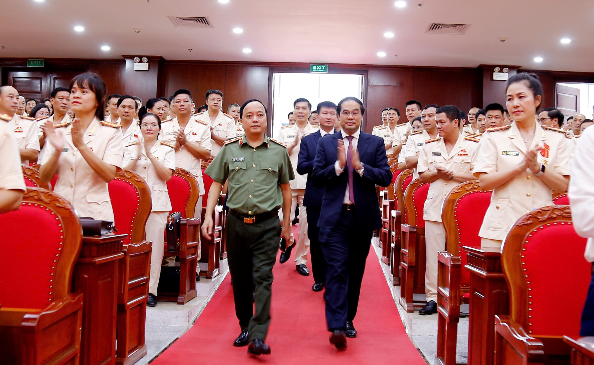 Đoàn đại biểu trang nghiêm tiến vào hội trường để tham dự Đại hội. Ảnh BLC