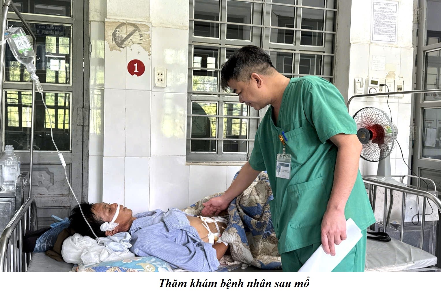 Bệnh viện Bát Xát phẫu thuật thành công, cứu sống bệnh nhân tắc ruột hoại tử 4 Thăm khám bệnh nhân sau mổ (ảnh truyền thông khu vực Bát Xát )